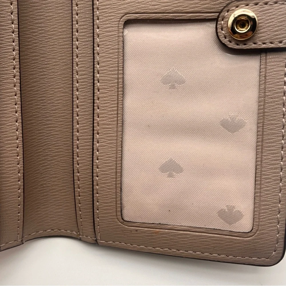 Kate Spade Darcy Large Thin Slim Bifold Warm Toupe Tan Wallet WLR00545 Snap Clos